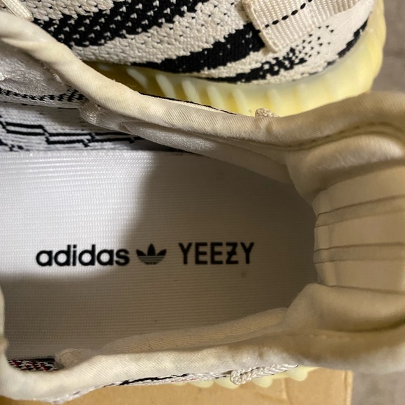 Yeezy 2017zebra 350 r9/10 condition size 8.5 mens - Picture 4 of 7